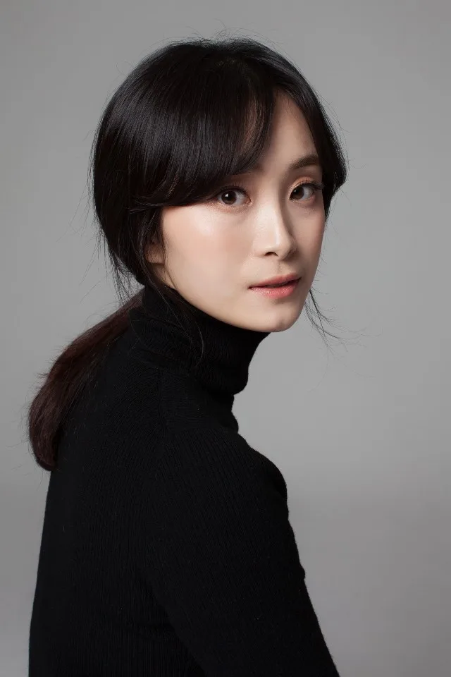 Portrait of South Korean actress Lee Eo-Jin