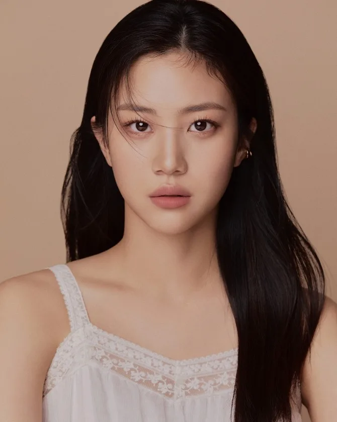 Portrait photograph of actress Hong Hwa-yeon