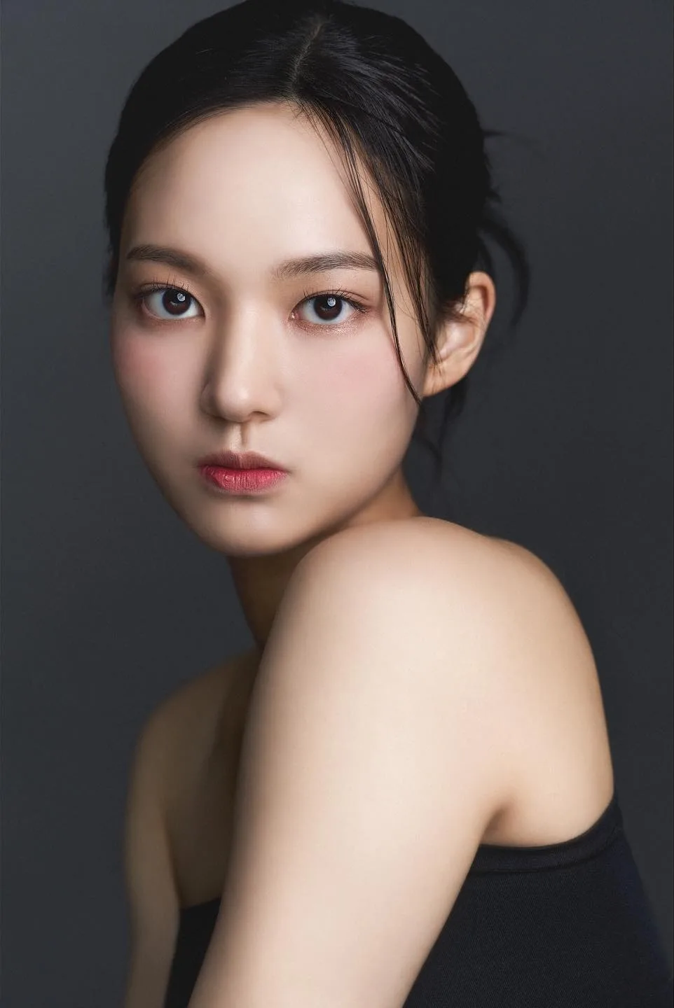 Portrait photograph of actress Lee Tae-Yul