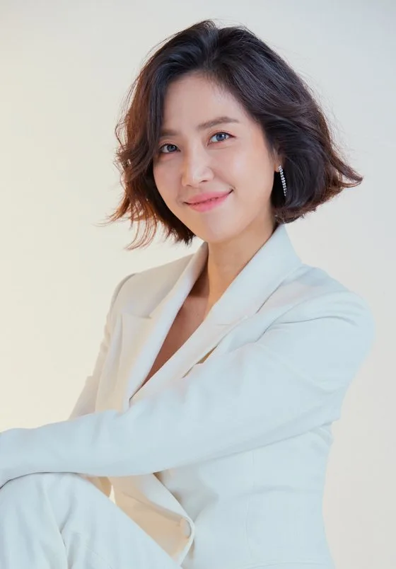 Portrait photograph of South Korean actress Shin Dong-Mi
