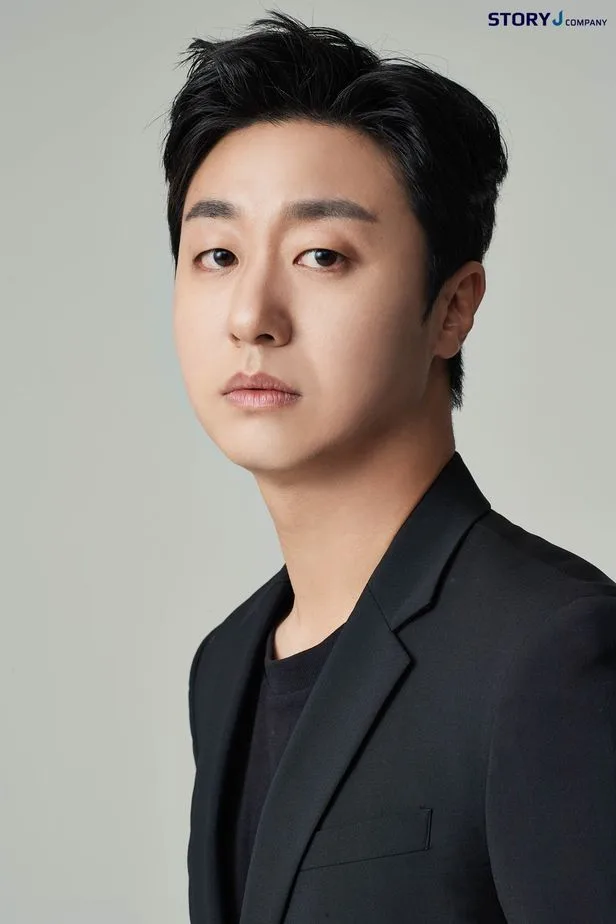 Portrait photograph of South Korean actor Bae Yoo-Ram