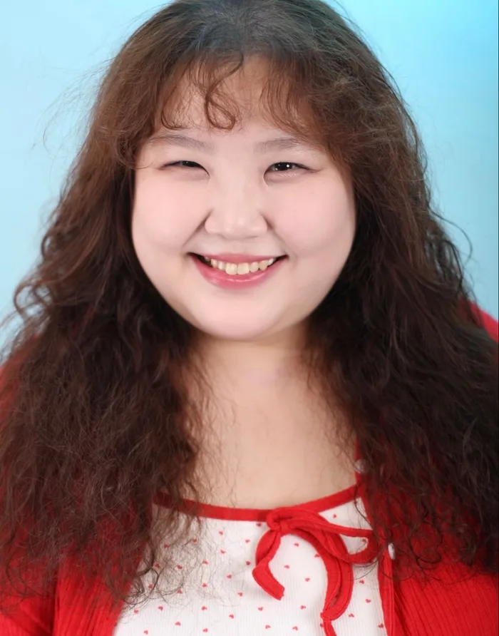 Profile photograph of South Korean actress Lee Ji-Soo
