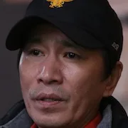 Shin Jung-Keun as Captain Kang