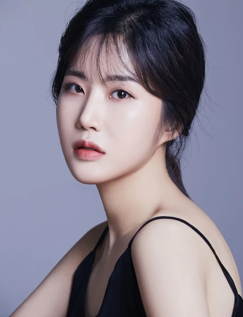 Portrait photograph labeled Lee Yu-Jin-1998-p1