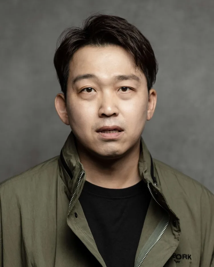 Portrait photograph of actor Lee Seung-Joo