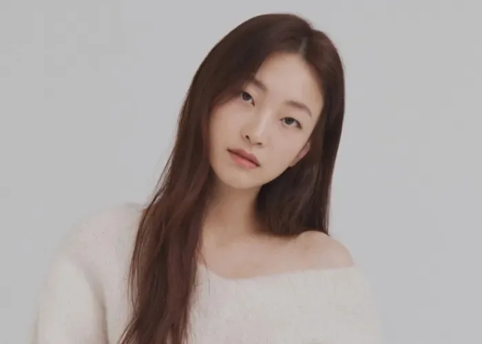 Portrait photograph of actress Ji Su-Yeon