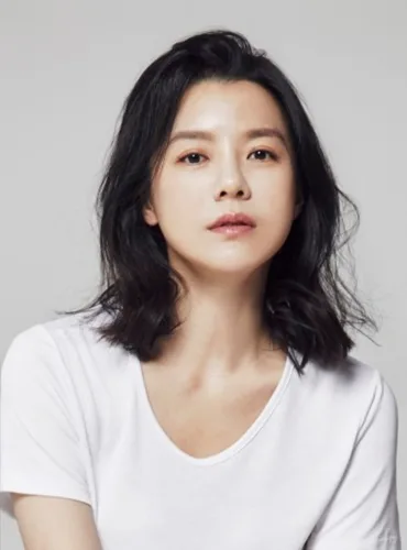 Portrait photograph of actress Cha Yu-Jin