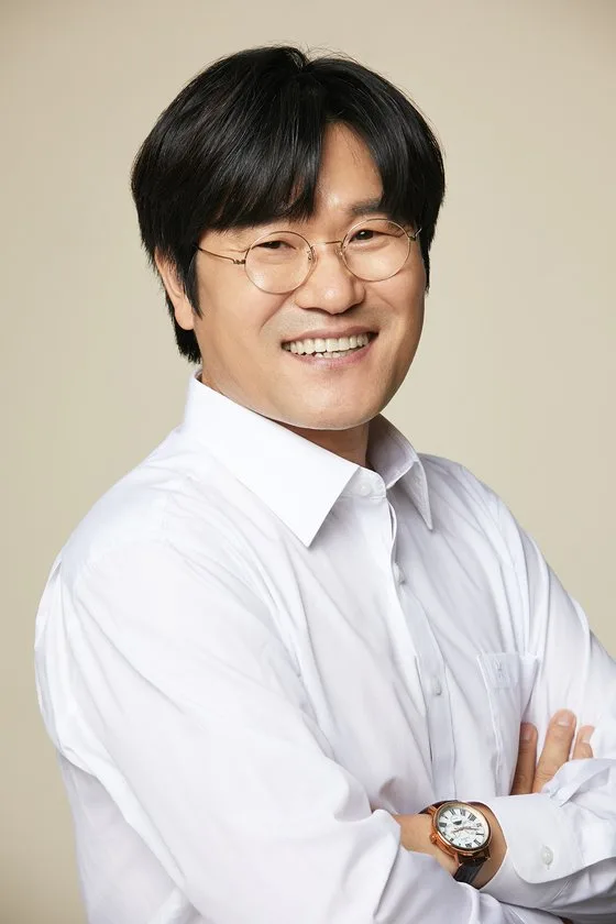 Portrait photograph of actor Lee Gyu-hoe
