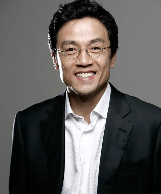 Portrait photograph of actor Park Ji-Il