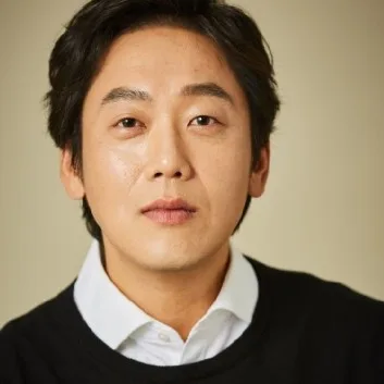 Portrait photograph of actor Kwak Jin
