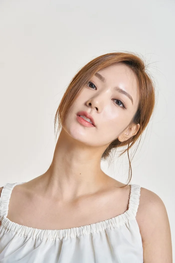Profile photograph of South Korean actress Kim Ji-Su, born in 1991.