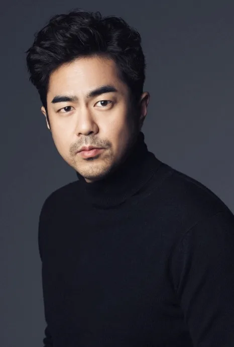 Portrait photograph of South Korean actor Jun Suk-Ho