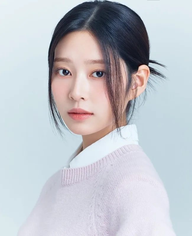 Kim Min-ju promotional portrait from 2001 profile materials.