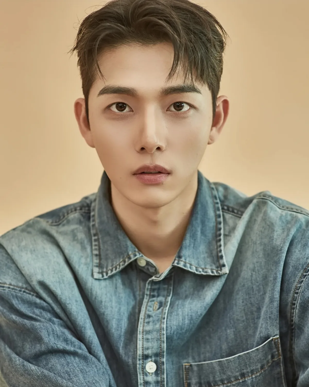Portrait photograph of actor Yoo Jin-Seok
