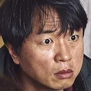 Jeon Bae-su as the mask man