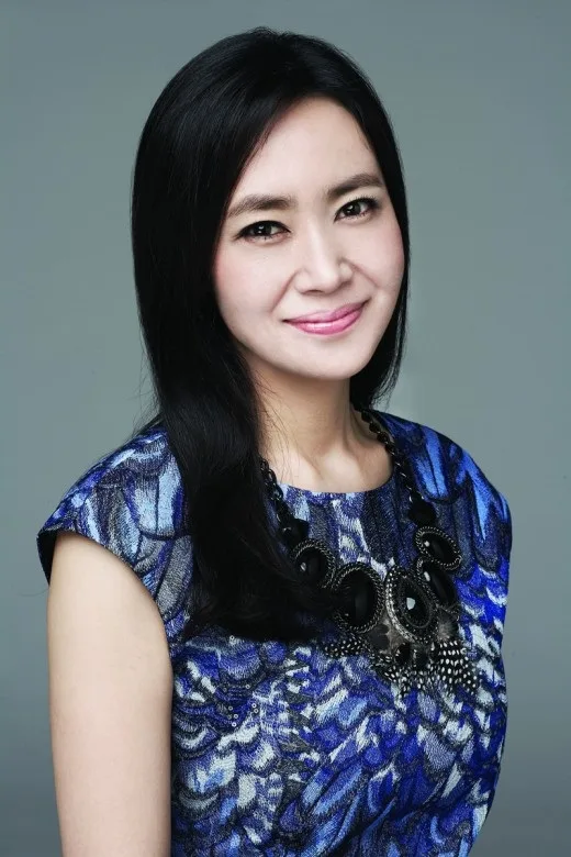 Portrait photograph of actress Kim Sun-kyung