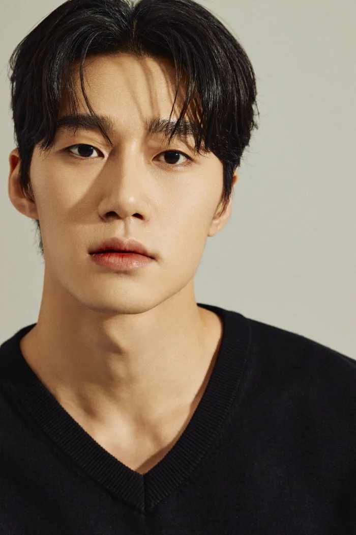 Portrait photograph of actor Jung Si-Heon