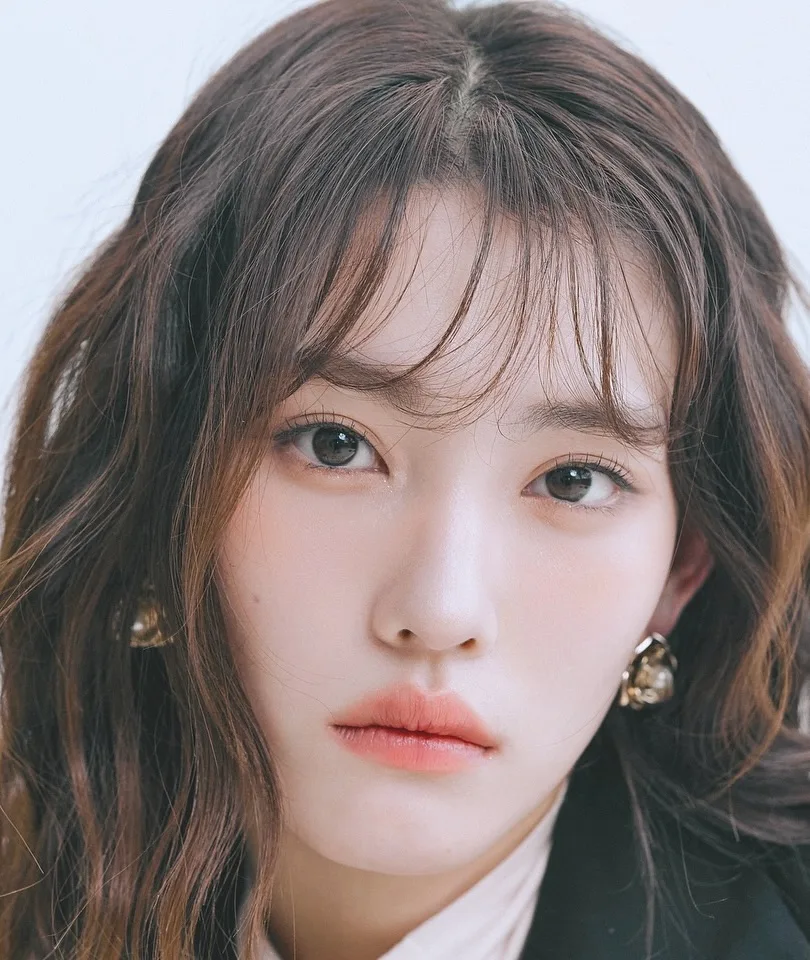 Portrait photograph of actress Kim Se-Yeon