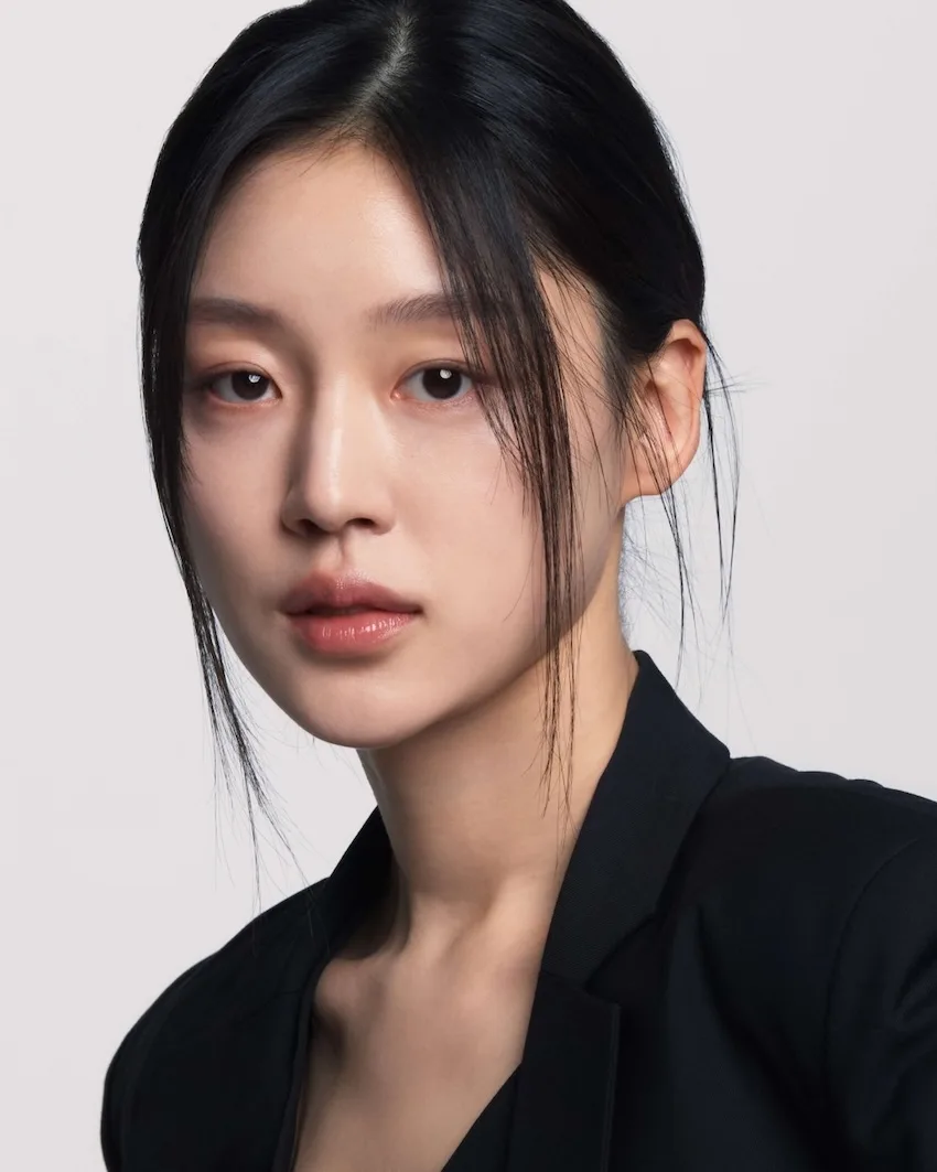 Portrait photograph of actress Choi Seo-Eun