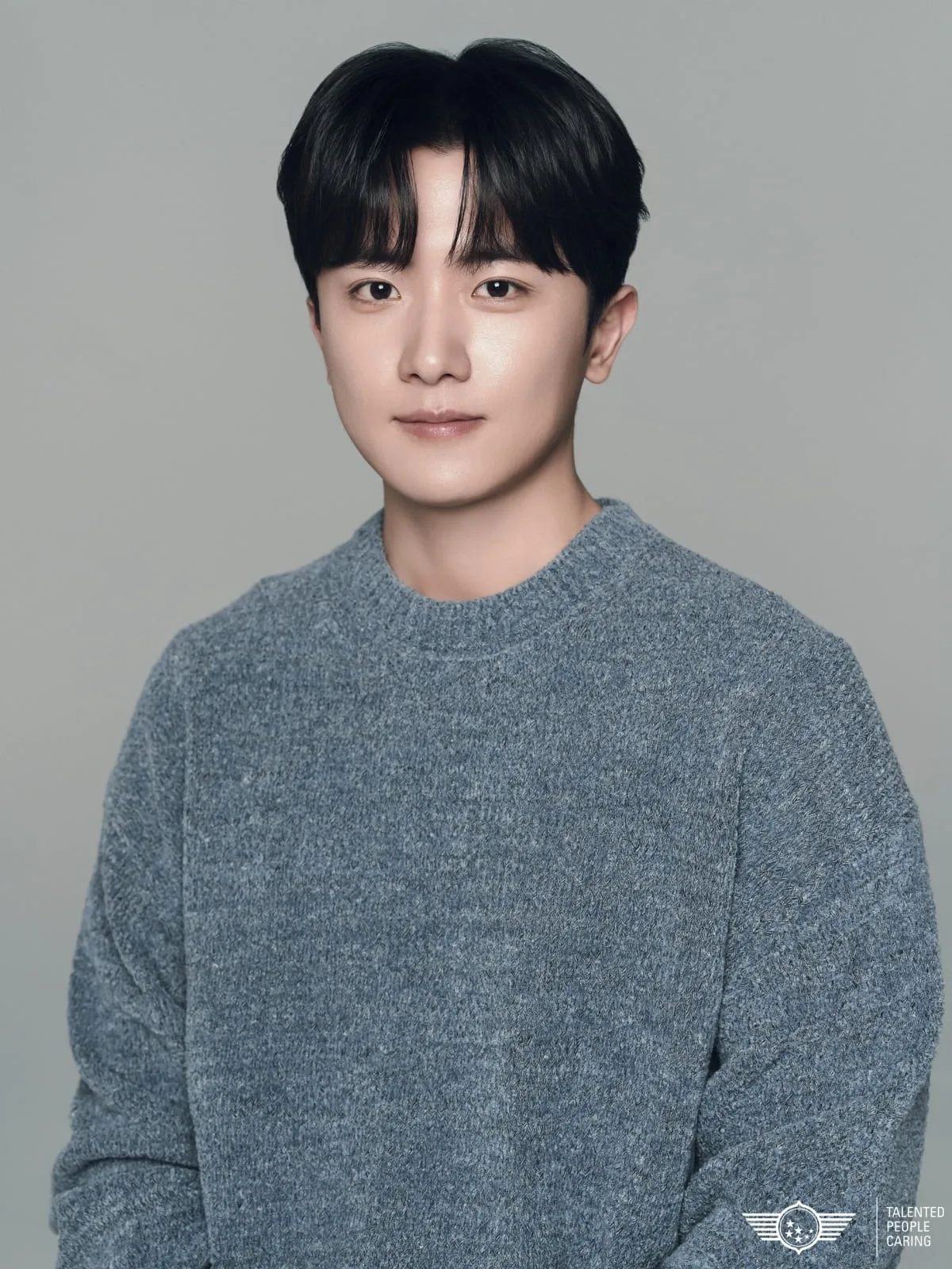 Portrait photograph of South Korean actor Kim Shin-Bi