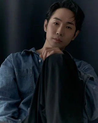 Portrait photograph of South Korean actor Lee Chan-Jong