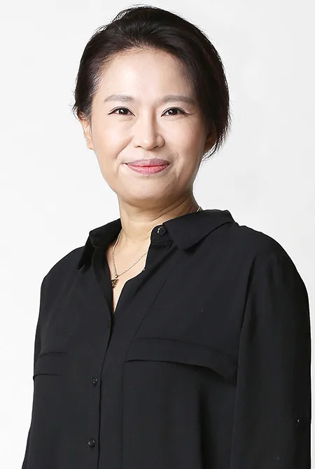 Portrait photograph of actress Park Eun-Young
