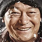 Cho Seong-ha as Lee Dong-gyoo