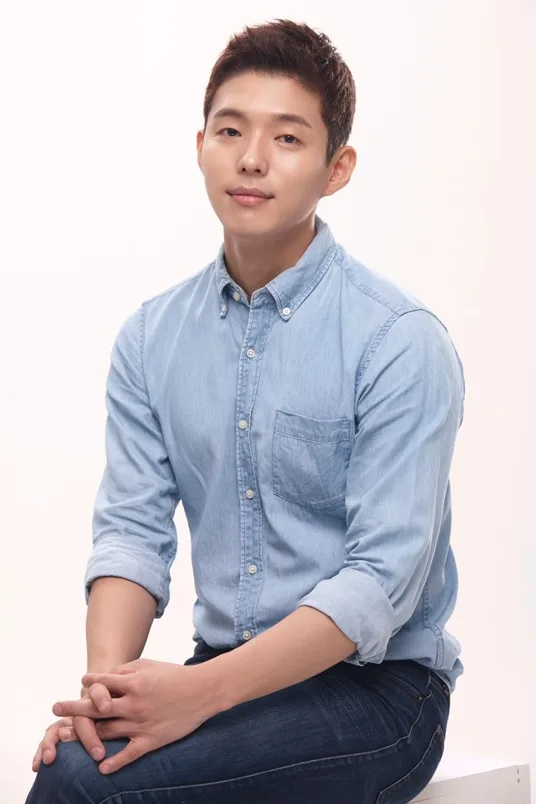 Portrait photograph of actor Ha-Joon