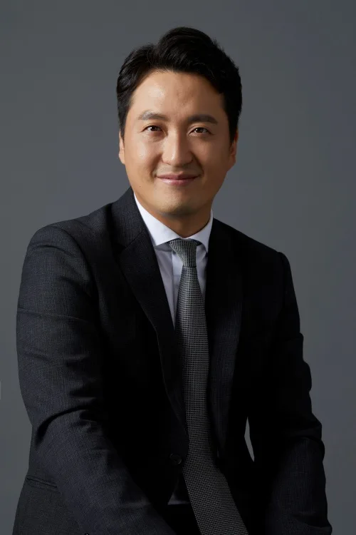 Portrait photograph of actor Kim Tae-Hyang