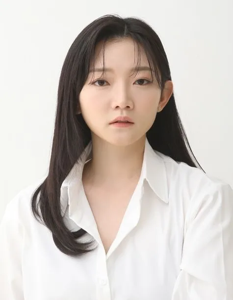 Portrait photograph of actress Nam Lee-Seul