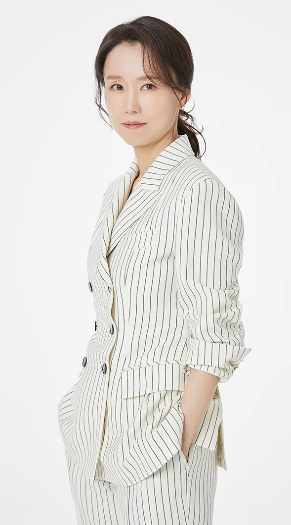Portrait photograph of actress Goo Si-Yeon
