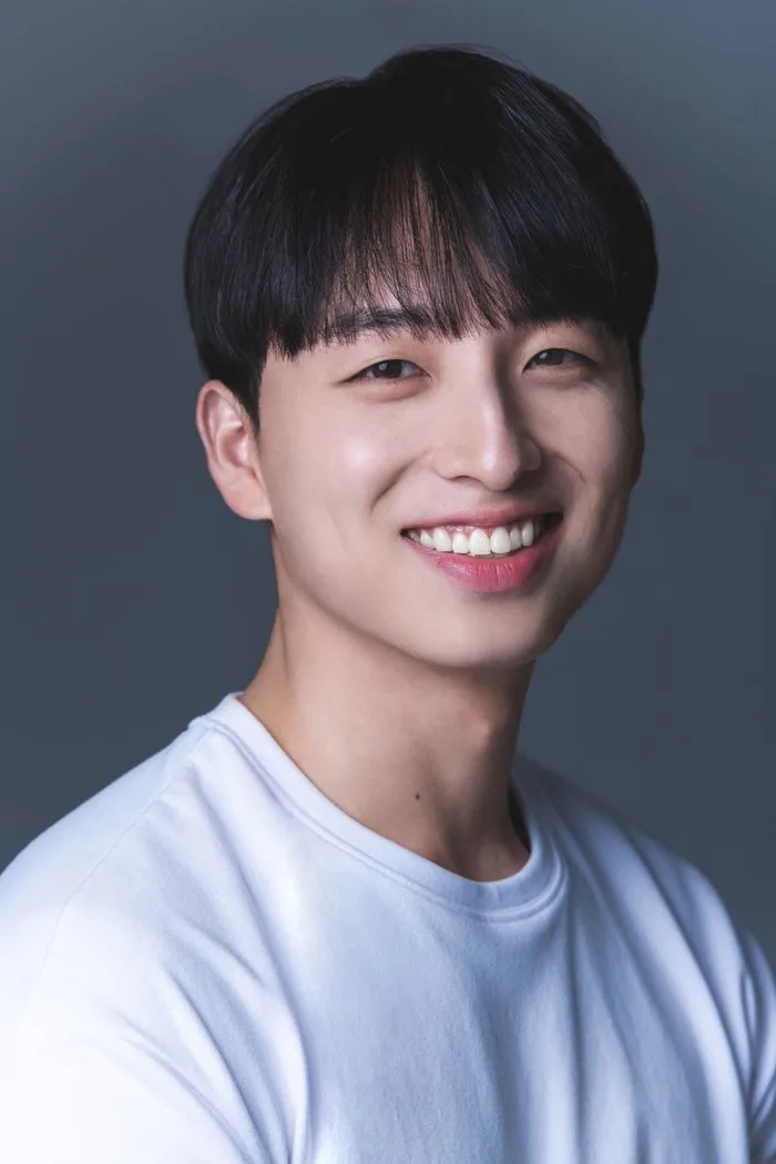 Portrait photograph of actor Son Chung-Wan