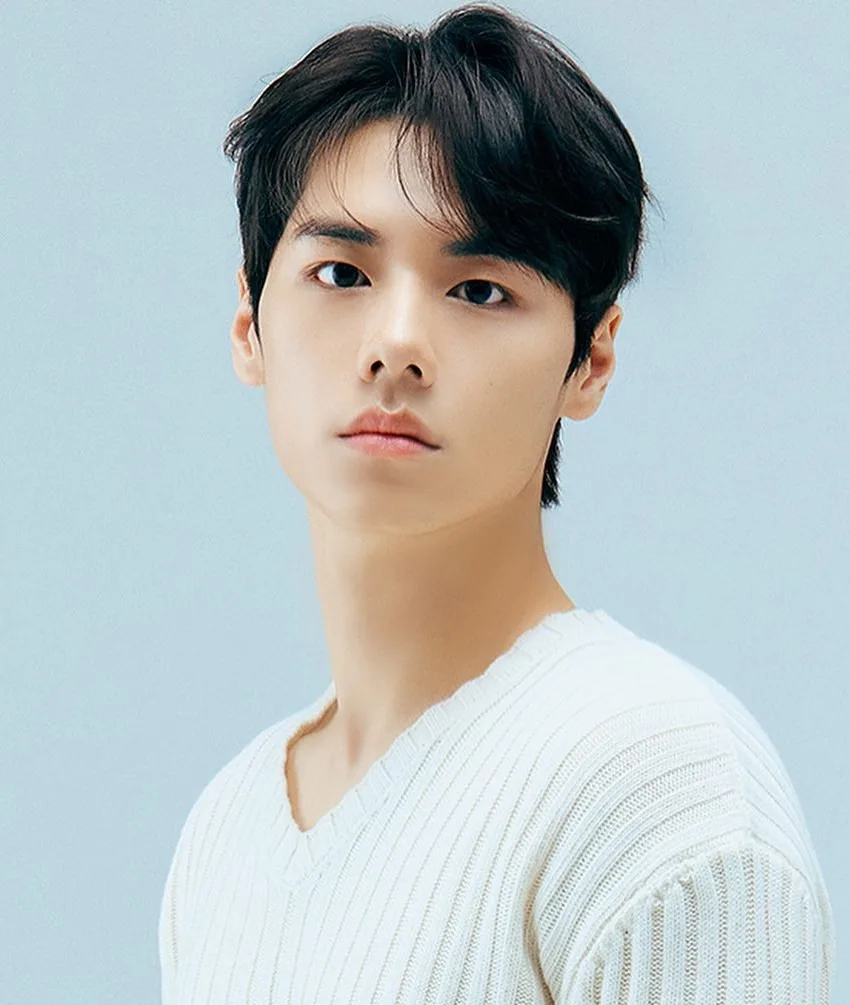 Promotional photograph of Ahn Se-Min