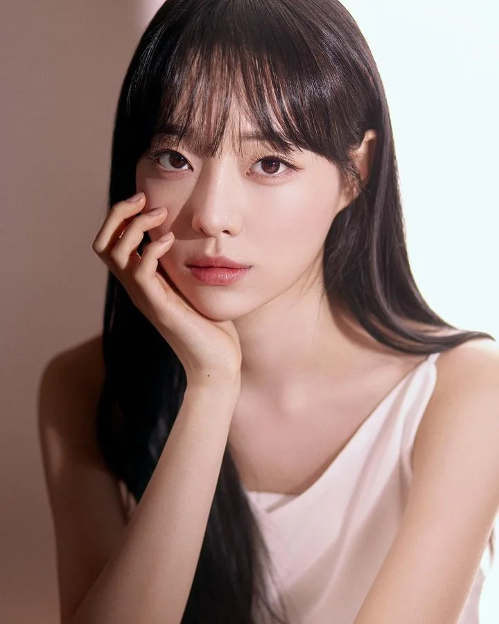 Portrait photograph of actress Song Ye-Bin