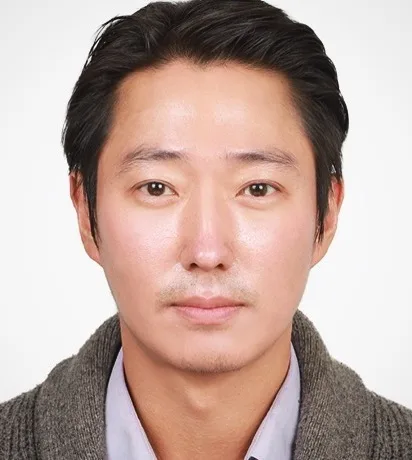Portrait photograph of actor Lee Taek-Geun