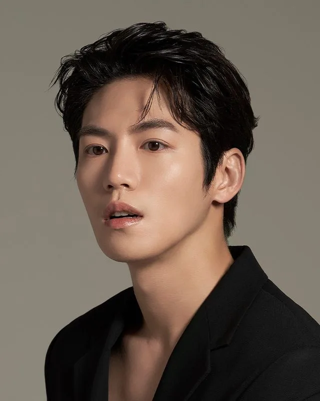 Portrait photograph of South Korean actor Yu Hwan