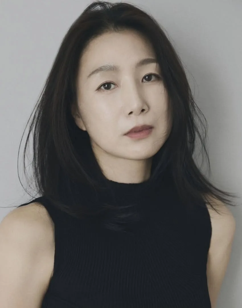Han I-Ol promotional portrait