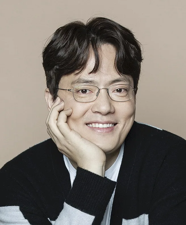 Portrait photograph of South Korean actor Kim Hyung-Mook