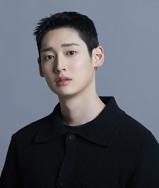 Portrait photograph of actor Lee Gwang-Hee