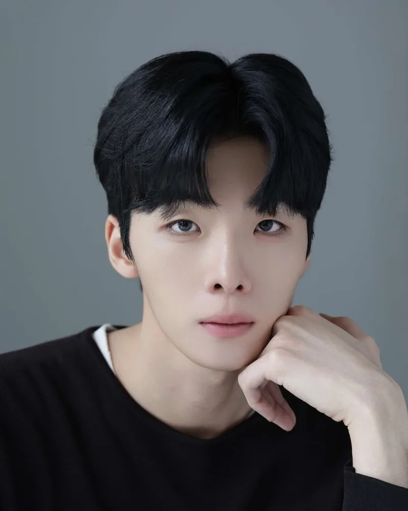 Portrait photograph of actor Lee Seung-Noh