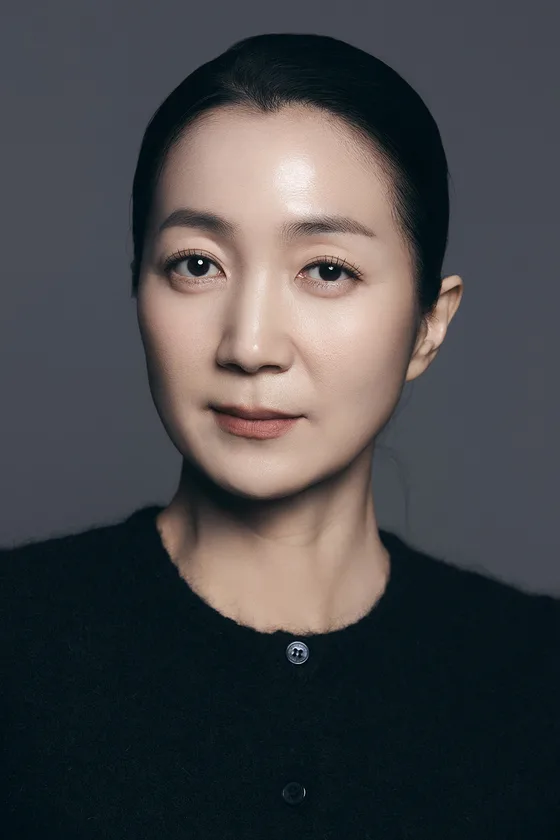 Portrait photograph of actress Kim Joo-ryung